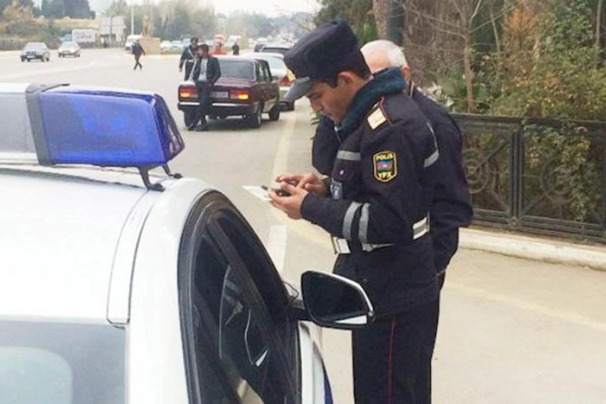 Postda onu saxlayan polisi özünü bıçaqlayacağı ilə hədələdi