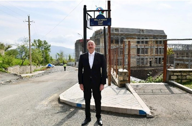 Prezident Molla Pənah Vaqif və Pənahəli xan küçələrinin kəsişməsində lövhələrin AÇILIŞINDA — FOTOLAR Prezident Molla Pənah Vaqif və Pənahəli xan küçələrinin kəsişməsində lövhələrin AÇILIŞINDA — FOTOLAR