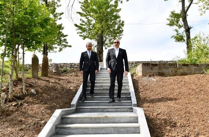 İlham Əliyev Mir Möhsün Nəvvabın məzarını ziyarət etdi — FOTOLAR İlham Əliyev Mir Möhsün Nəvvabın məzarını ziyarət etdi — FOTOLAR