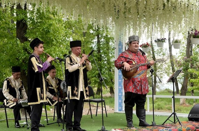 “Xarıbülbül” festivalı başladı — FOTOLAR