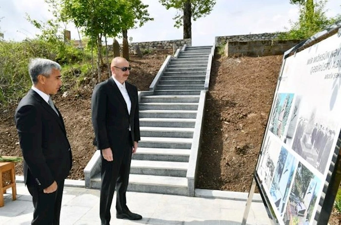 İlham Əliyev Mir Möhsün Nəvvabın məzarını ziyarət etdi — FOTOLAR İlham Əliyev Mir Möhsün Nəvvabın məzarını ziyarət etdi — FOTOLAR