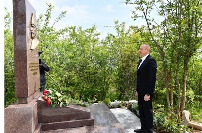 İlham Əliyev Mir Möhsün Nəvvabın məzarını ziyarət etdi — FOTOLAR İlham Əliyev Mir Möhsün Nəvvabın məzarını ziyarət etdi — FOTOLAR