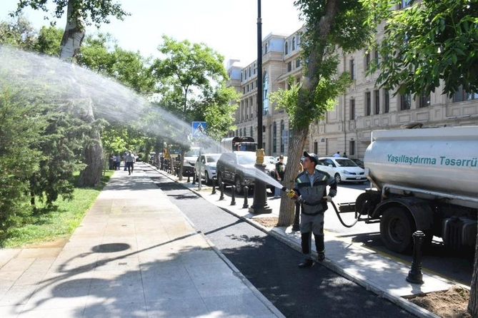Bu gün Bakının 545 küçəsi yuyulub — FOTO Bu gün Bakının 545 küçəsi yuyulub — FOTO