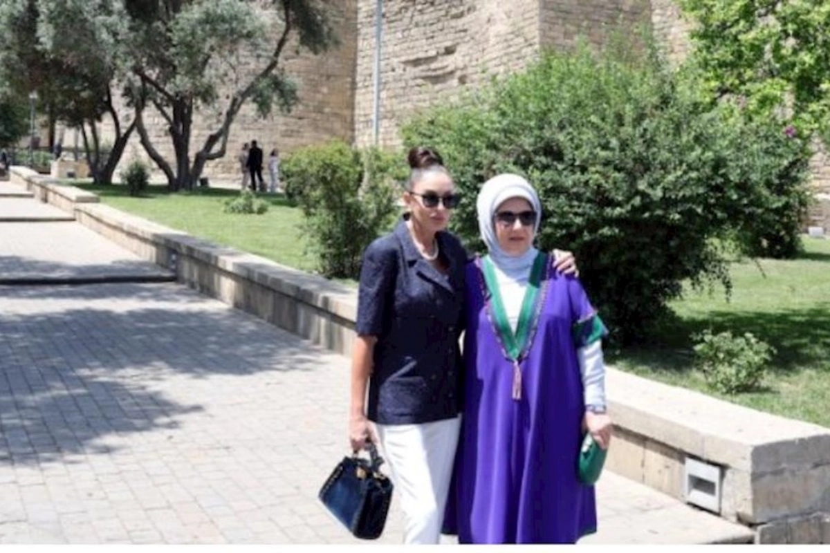 Birinci xanımlar İçərişəhərdə — FOTO
