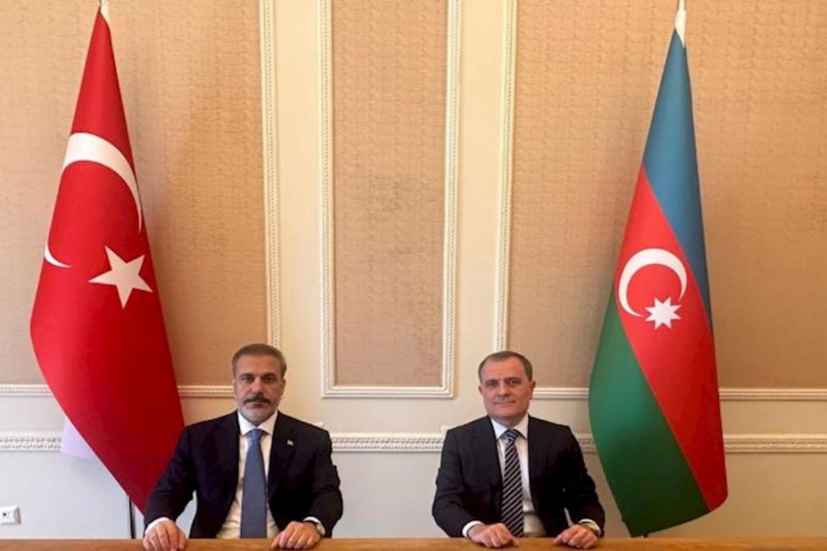 Ceyhun Bayramov Hakan Fidanla görüş keçirir