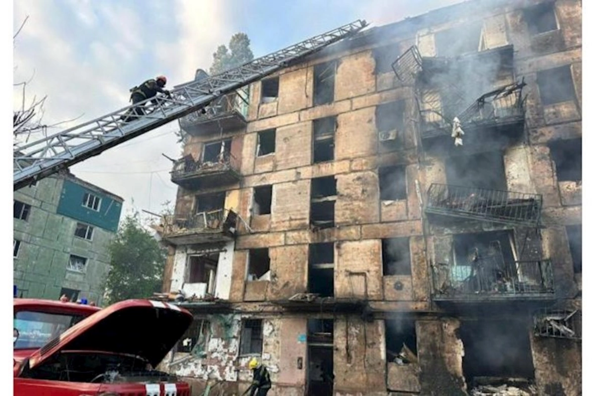 Rusiya Ordusu mülkü əhalini raketlə vurdu — Yaşayış binası dağıldı, onlarla ölən və yaralanan var (VİDEO)
