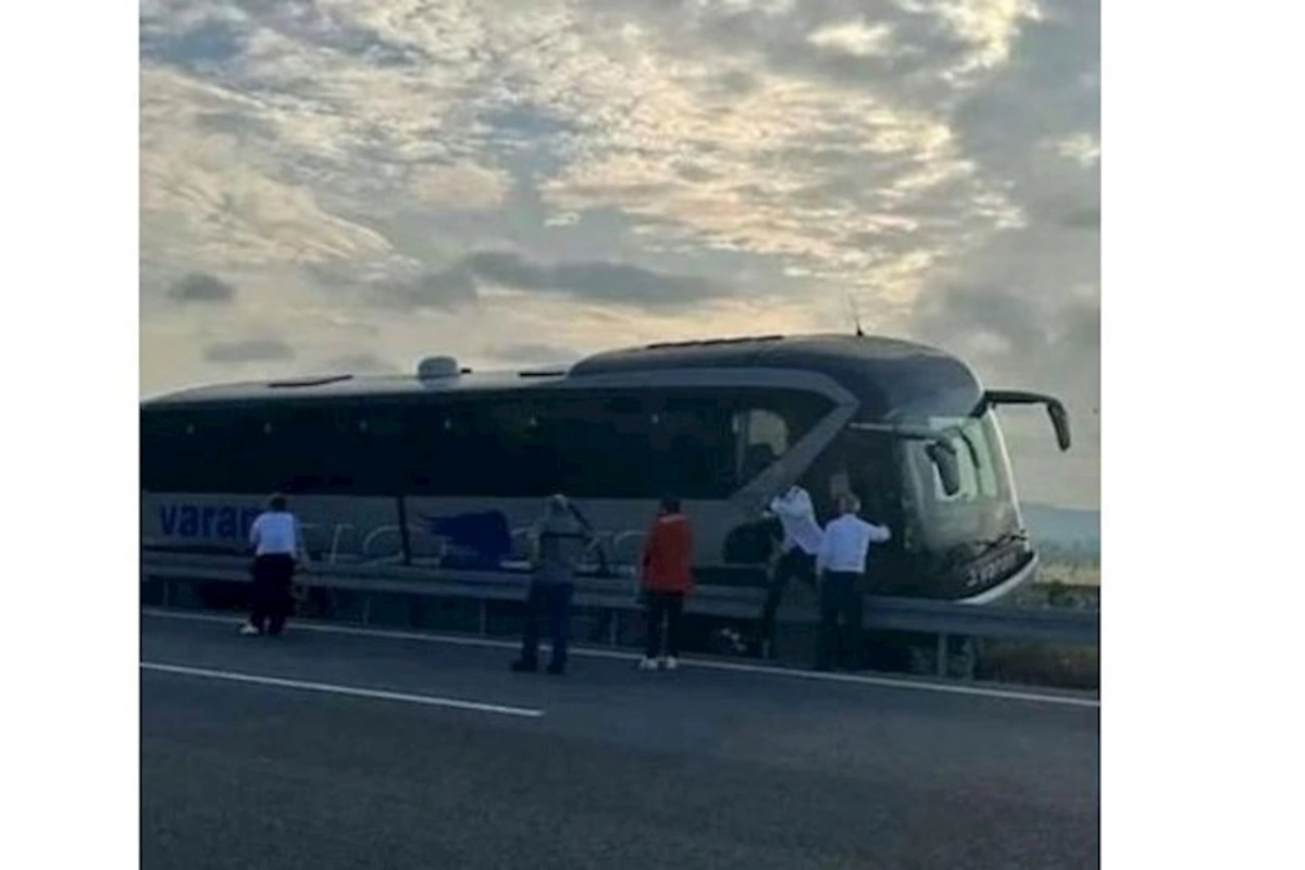 Sərnişin avtobusu baryerə çırpıldı