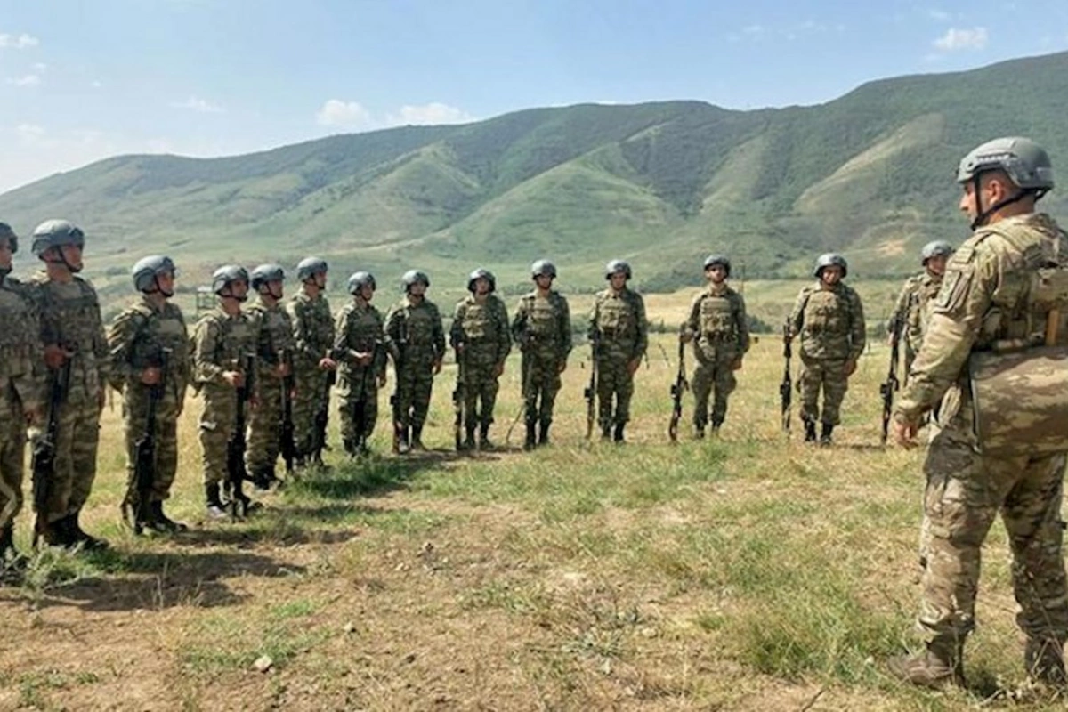 Hərbi vəzifəlilər təlimdə praktiki atış çalışmaları yerinə yetiriblər — VİDEO