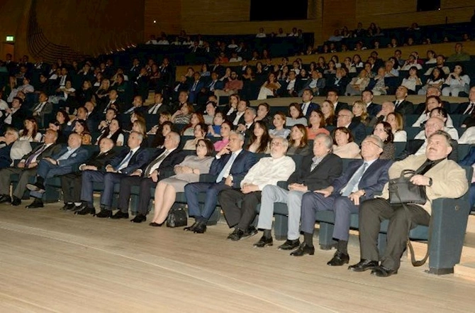 Ulu Öndərə həsr olunan instalyasiya, fotoalbom və film təqdim edildi — FOTOLAR