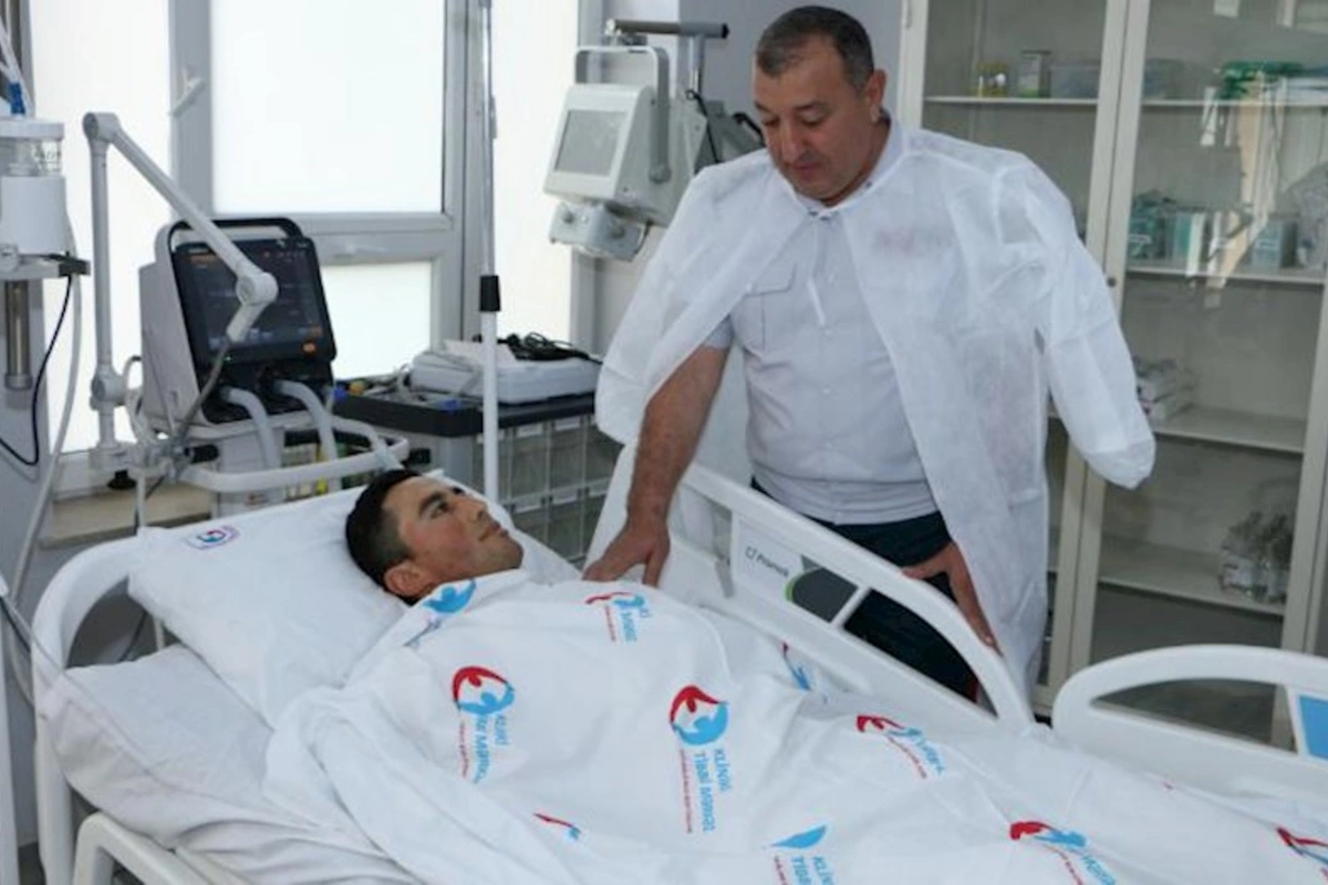 DSX rəisinin müavini yaralı hərbçimizə baş çəkdi