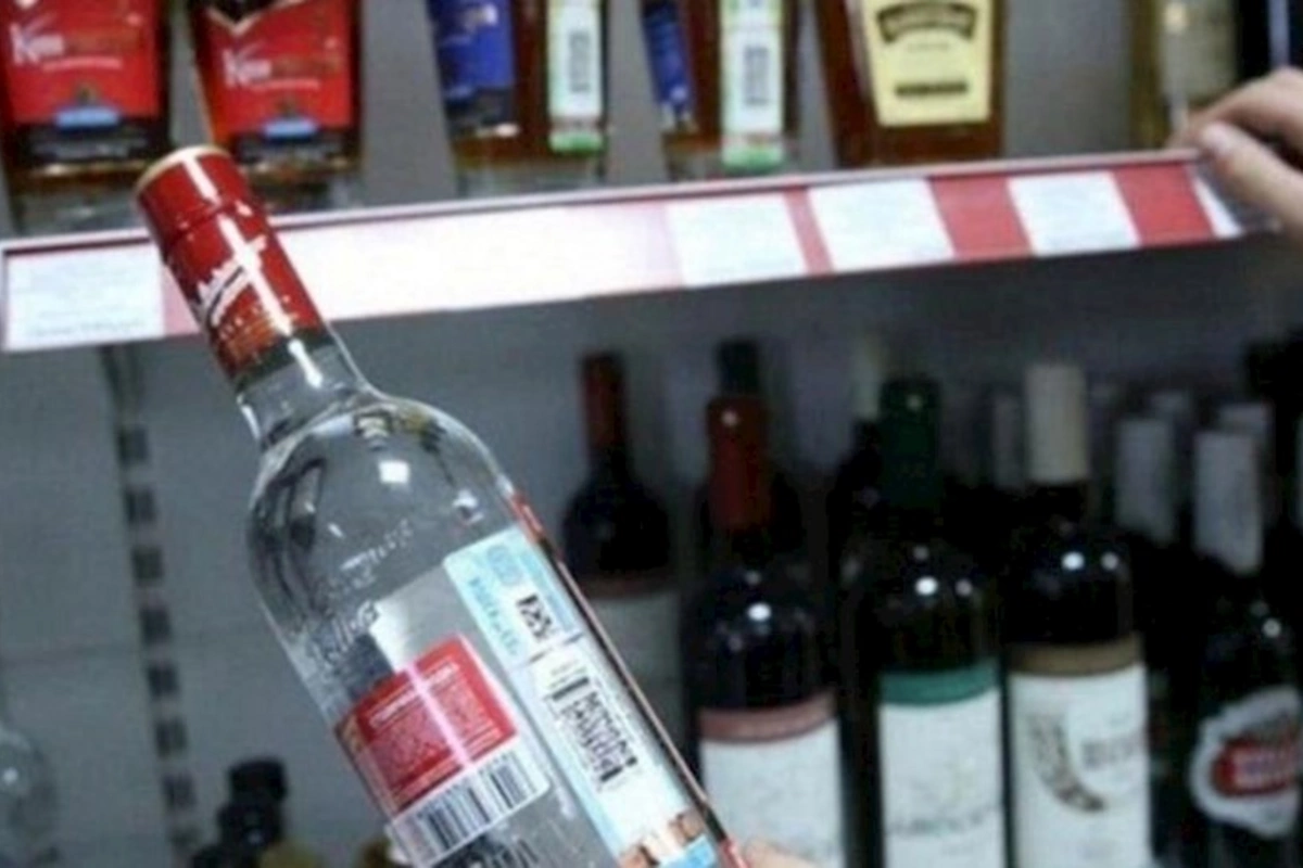 Bakıda marketə gələn şəxs 9 min manatlıq spirtli içkiləri sındırıb
