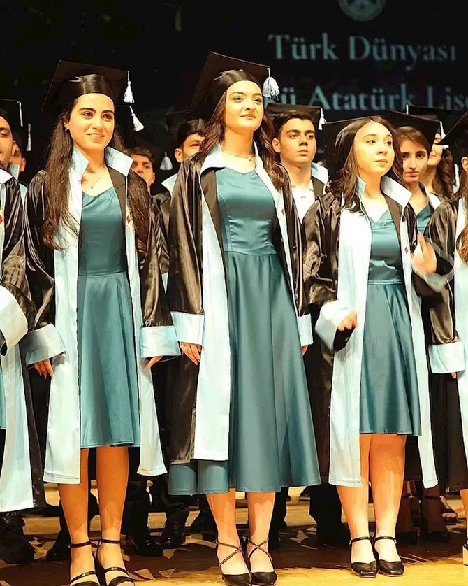 Xalq artistinin qızı məzun oldu... — FOTO