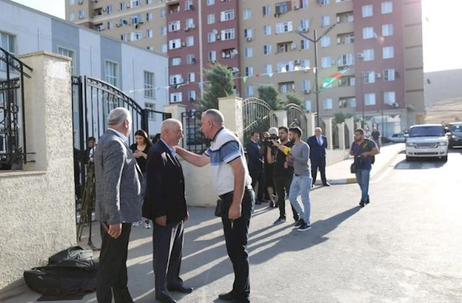 Daha 15 ailə Laçına köçdü — FOTOLAR Daha 15 ailə Laçına köçdü — FOTOLAR