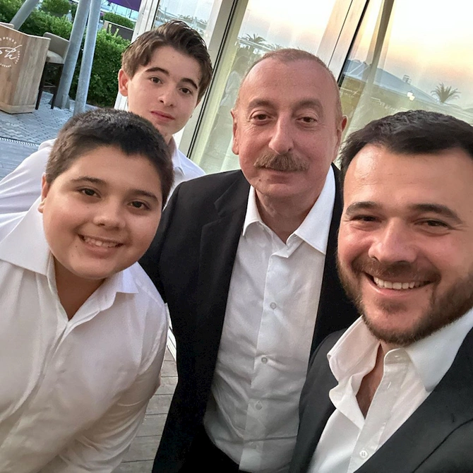 Prezidentin ailə üzvləri ilə səmimi FOTOLARI Prezidentin ailə üzvləri ilə səmimi FOTOLARI