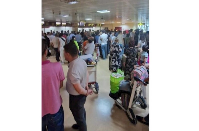 Bakı Hava Limanında qarşıdurma: Yüzlərlə sakin Naxçıvana uça bilmir — FOTO