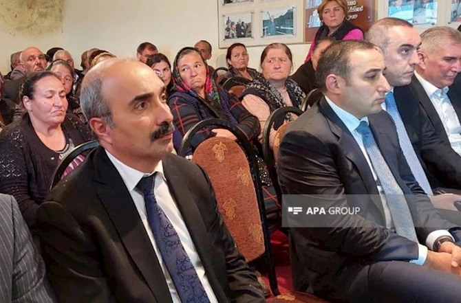 Dövlət Komissiyası Söyüdlü sakinləri ilə görüş keçirir — FOTOLAR Dövlət Komissiyası Söyüdlü sakinləri ilə görüş keçirir — FOTOLAR