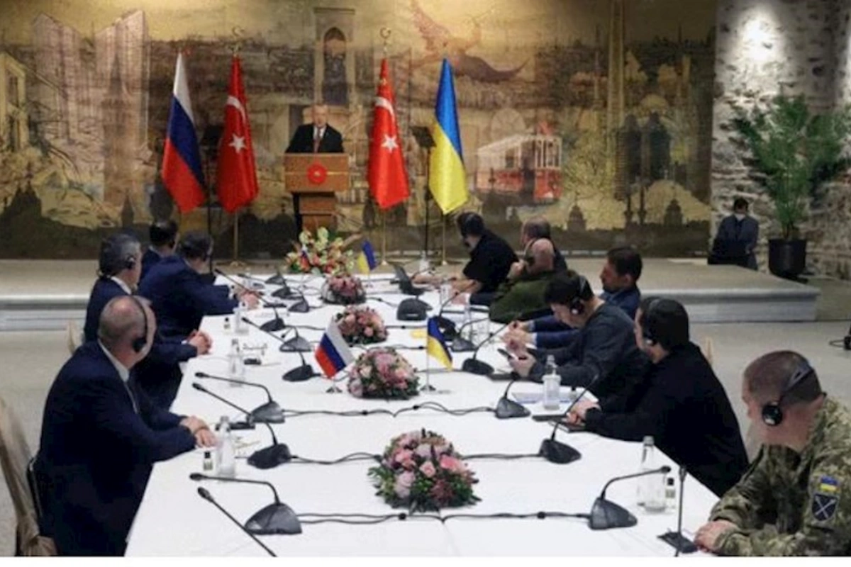 “Kiyev sülh müqaviləsinə razı idi, Qərb qoymadı” — Putinin köməkçisi