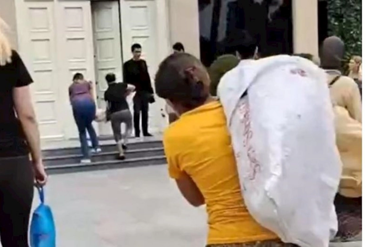 Sumqayıtda öldürülən itlər İH-nin binası önünə atıldı: RƏSMİ REAKSİYA — VİDEO