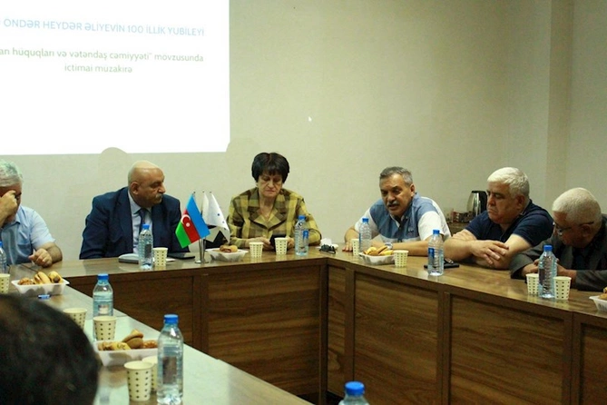 Azərbaycan Milli QHT Forumunun təşkilatçılığı ilə “İnsan hüquqları və vətəndaş cəmiyyəti” mövzusunda müzakirə keçirildi — FOTOLAR