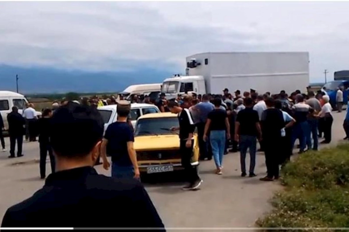 Şəkidə sakinlər avtomobil yolunu bağladılar — VİDEO