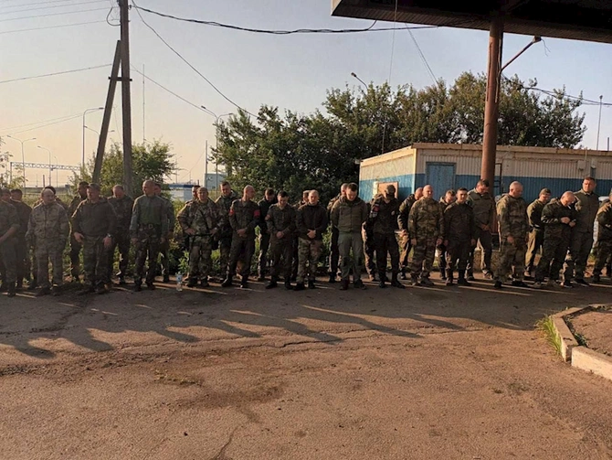 180 rus hərbiçisi silahlarını yerə qoyaraq, “Vagner”ə qarşı döyüşməkdən imtina etdi — FOTOLAR 180 rus hərbiçisi silahlarını yerə qoyaraq, “Vagner”ə qarşı döyüşməkdən imtina etdi — FOTOLAR