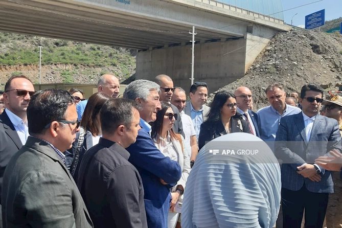 Əcnəbi diplomatlar Ermənistanla sərhəddə Həkəri körpüsünə baş çəkiblər — FOTO