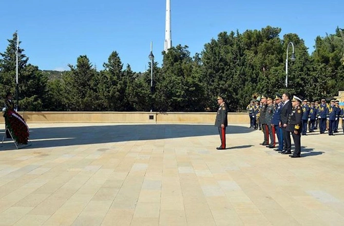 Müdafiə Nazirliyinin rəhbərliyi Fəxri xiyabanı və Şəhidlər xiyabanını ziyarət etdi — VİDEO/FOTOLAR