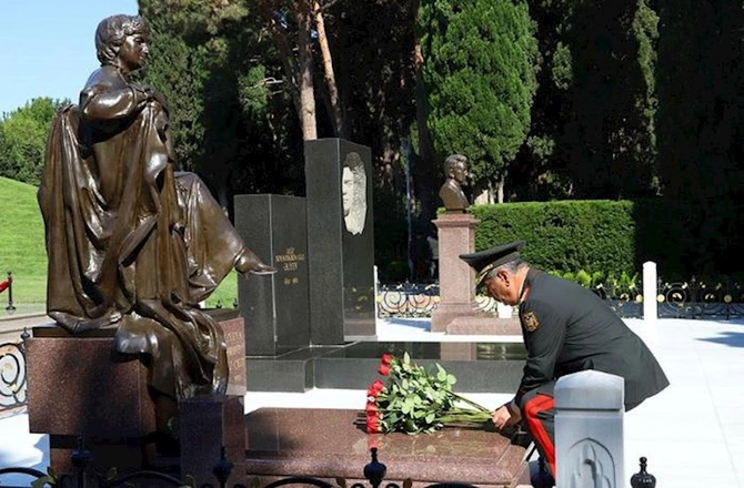 Müdafiə Nazirliyinin rəhbərliyi Fəxri xiyabanı və Şəhidlər xiyabanını ziyarət etdi — VİDEO/FOTOLAR