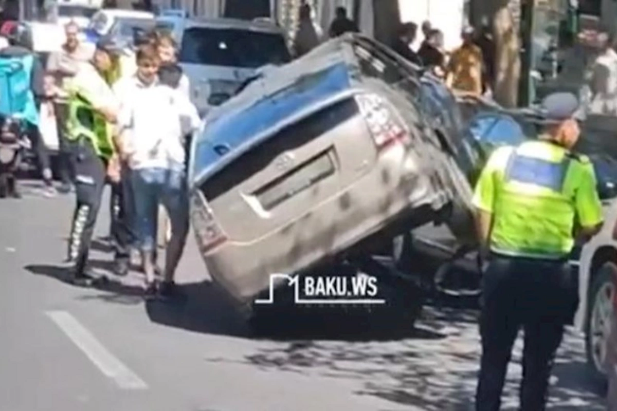 Bakıda Prius digər maşının üstünə çıxdı — VİDEO