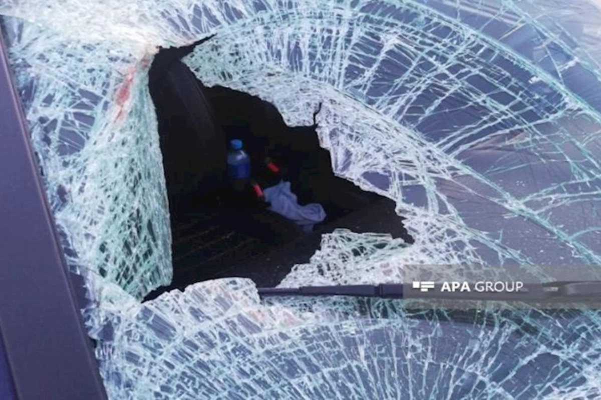 Qalada avtomobil yol ayırıcına çırpılıb, ölən və xəsarət alanlar var