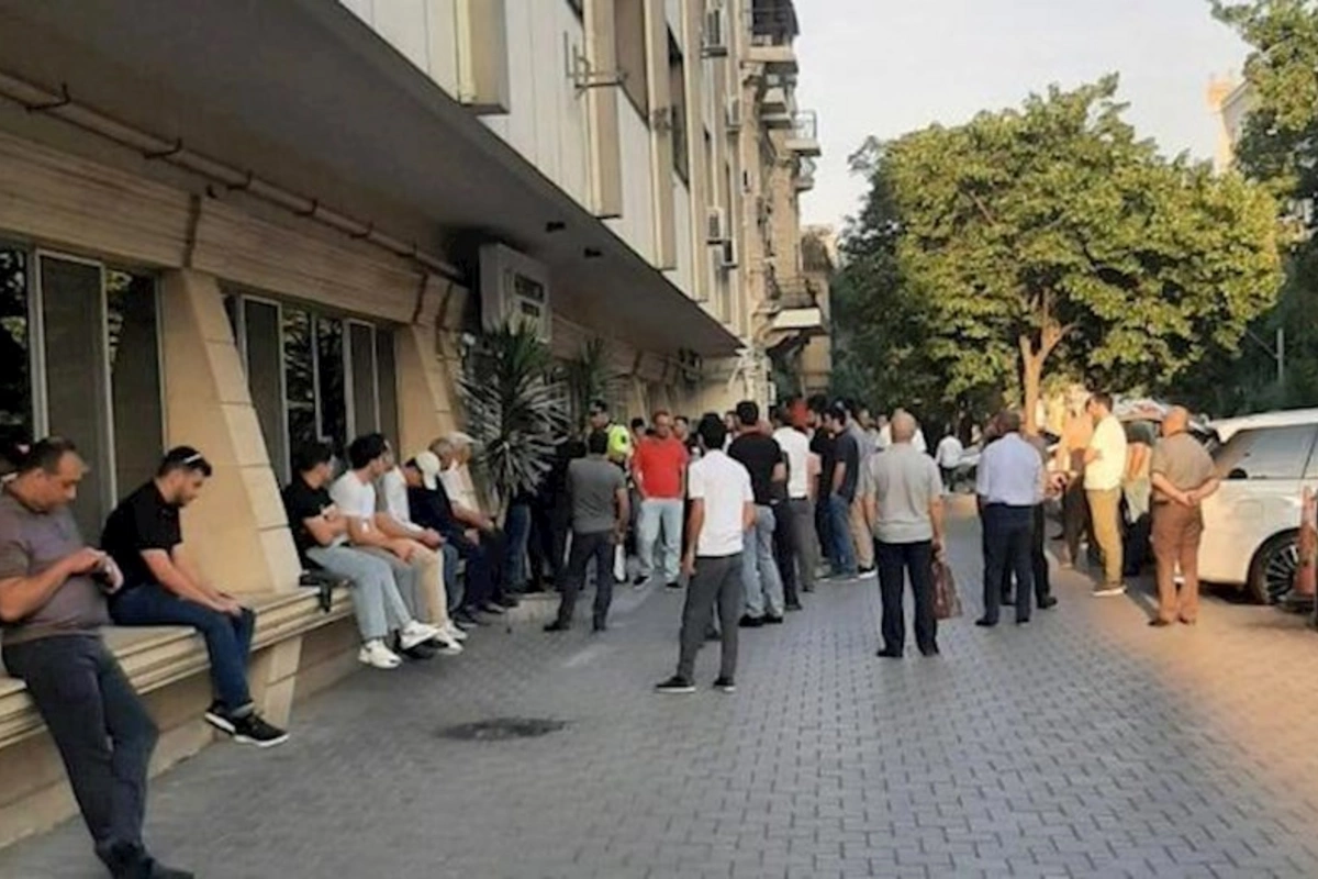 Naxçıvanlıların aviabilet növbəsi... — FOTOLAR