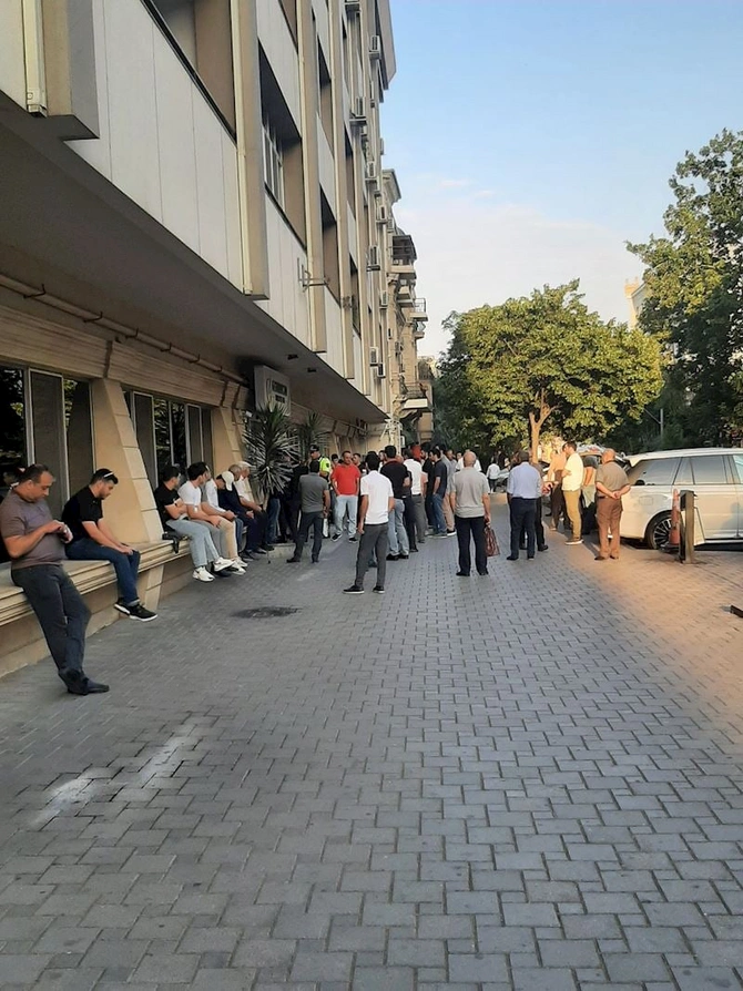 Naxçıvanlıların aviabilet növbəsi... — FOTOLAR