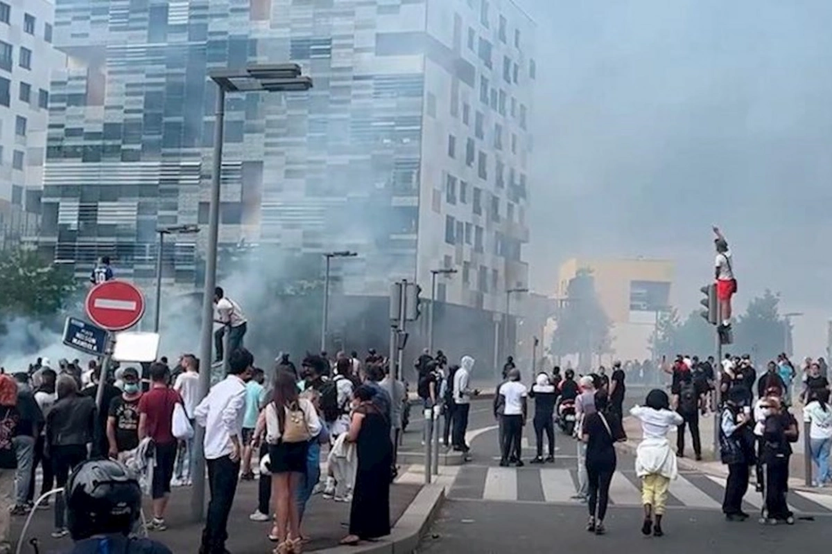 Fransada etirazçılar binalarının şüşələrini sındırıb, avtomobilləri yandırıblar