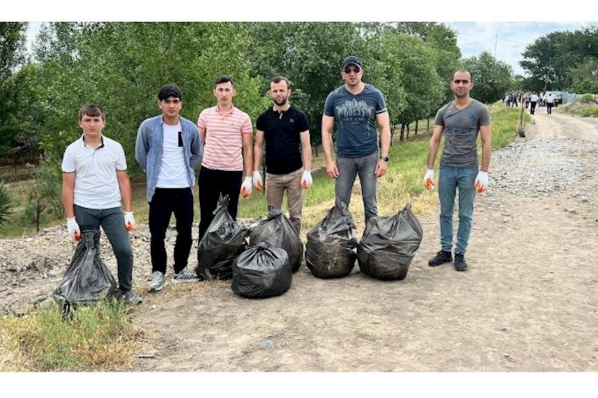 Kür çayı sahilində təmizlik aksiyası keçirilib — FOTOLAR