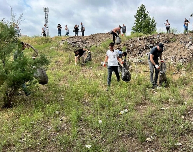 Kür çayı sahilində təmizlik aksiyası keçirilib — FOTOLAR Kür çayı sahilində təmizlik aksiyası keçirilib — FOTOLAR