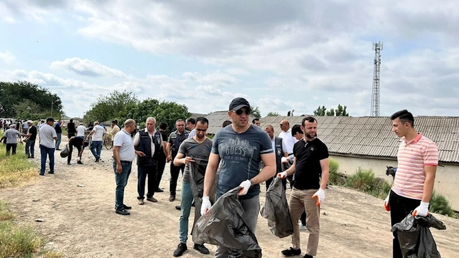 Kür çayı sahilində təmizlik aksiyası keçirilib — FOTOLAR Kür çayı sahilində təmizlik aksiyası keçirilib — FOTOLAR
