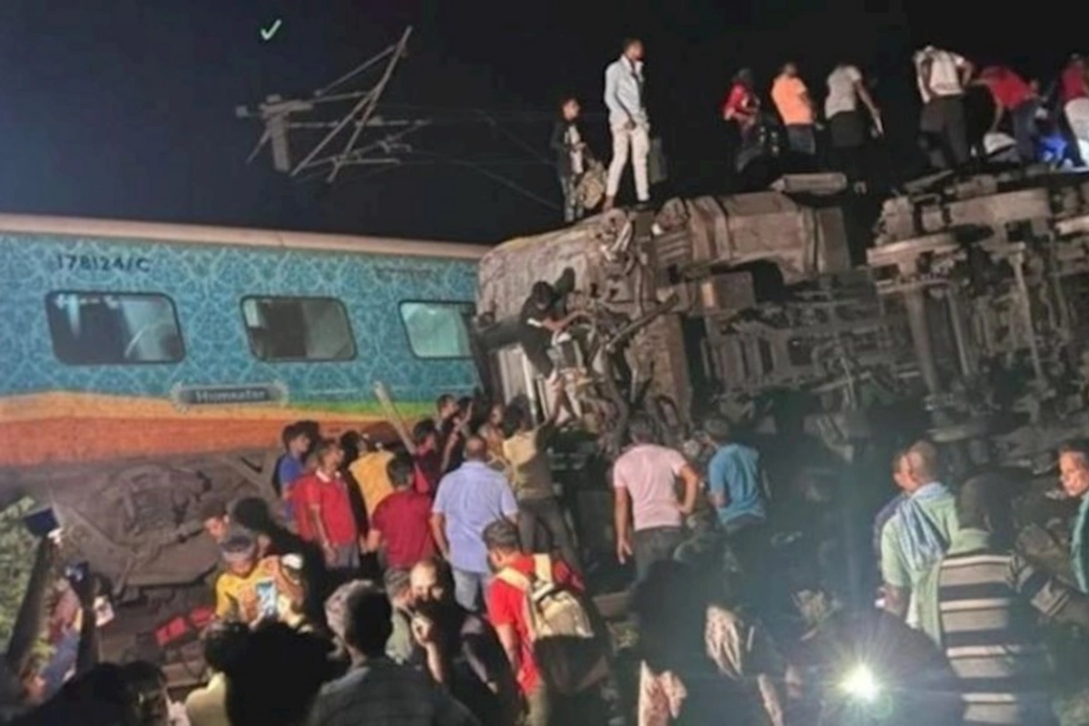 Hindistanda yük və sərnişin qatarları toqquşub, 288 nəfər ölüb