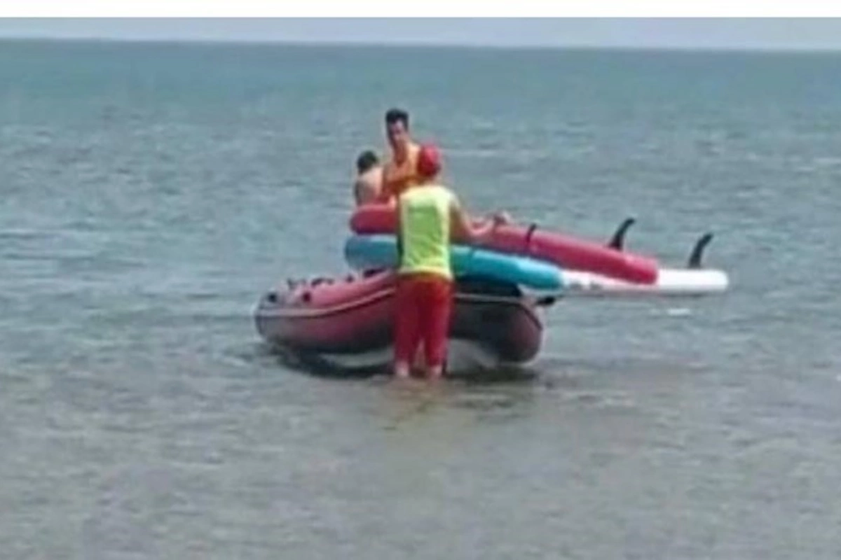 Dənizdə batma təhlükəsində olan 2 nəfər xilas edildi