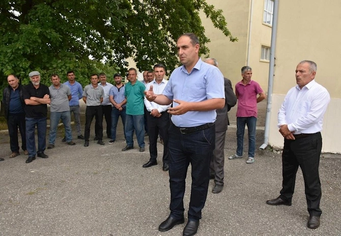 Qımılqışlaq kəndinin abonent olmaq istəyən sakinləri “Açıq mikrofon”da — FOTOLAR Qımılqışlaq kəndinin abonent olmaq istəyən sakinləri “Açıq mikrofon”da — FOTOLAR