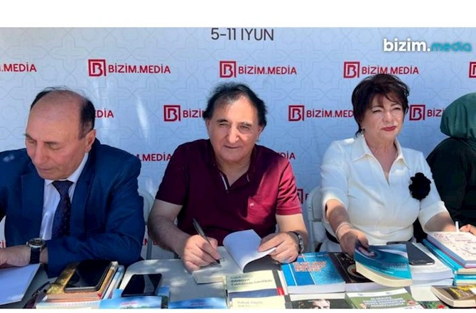 Babək Göyüşün kitabları oxucularına TƏQDİM OLUNDU — FOTO Babək Göyüşün kitabları oxucularına TƏQDİM OLUNDU — FOTO