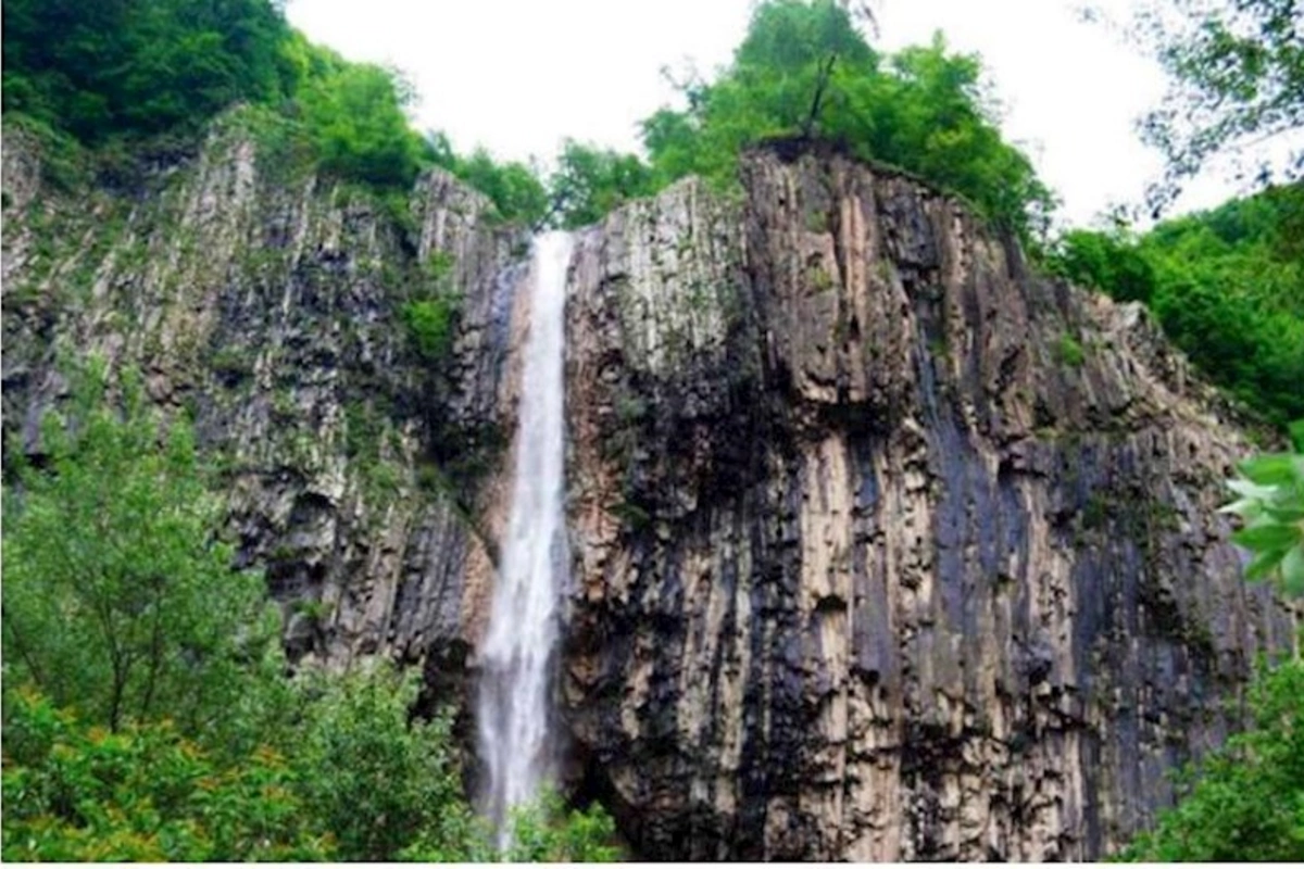 Qaxda turist dağdan yıxıldı