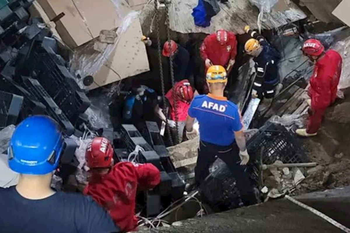 Fabrik çökdü — İşçilər yerin altında qaldı