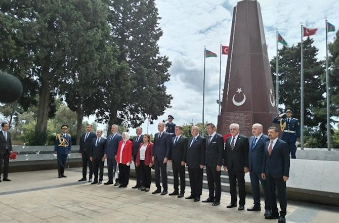 Kurtulmuş Şəhidlər Xiyabanında — FOTOLAR Kurtulmuş Şəhidlər Xiyabanında — FOTOLAR
