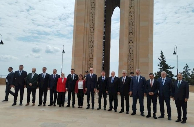 Kurtulmuş Şəhidlər Xiyabanında — FOTOLAR Kurtulmuş Şəhidlər Xiyabanında — FOTOLAR