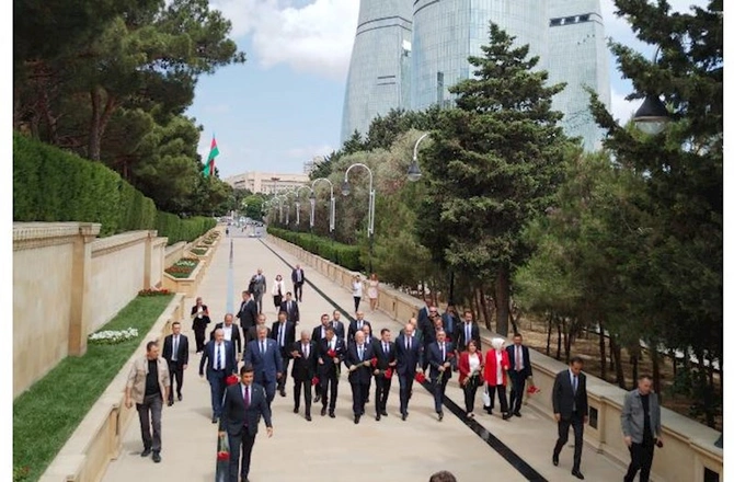 Kurtulmuş Şəhidlər Xiyabanında — FOTOLAR Kurtulmuş Şəhidlər Xiyabanında — FOTOLAR