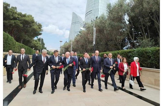 Kurtulmuş Şəhidlər Xiyabanında — FOTOLAR Kurtulmuş Şəhidlər Xiyabanında — FOTOLAR
