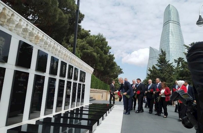 Kurtulmuş Şəhidlər Xiyabanında — FOTOLAR Kurtulmuş Şəhidlər Xiyabanında — FOTOLAR