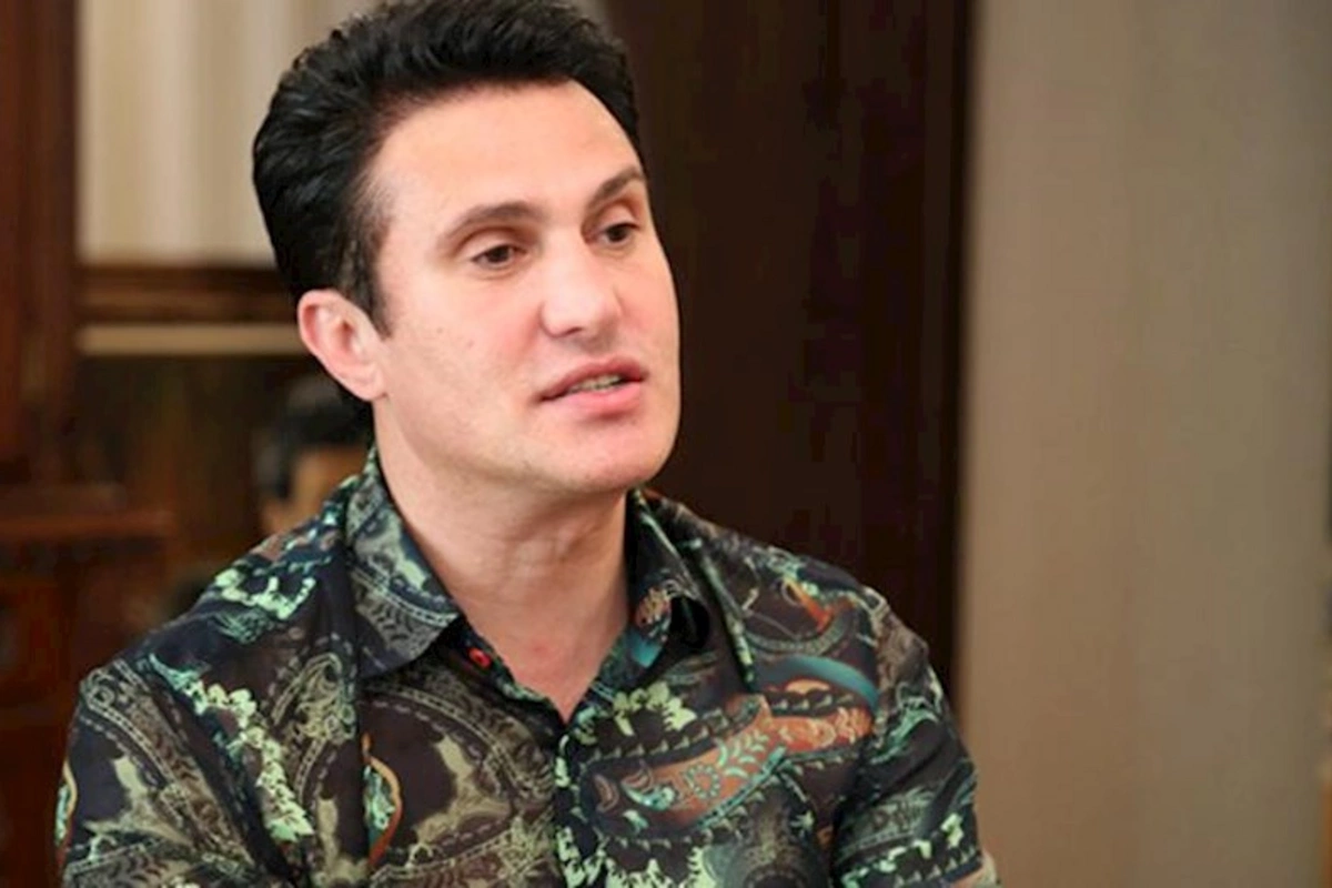 “Kənarda “çuşka” deyir, efirdə tərifləyir”