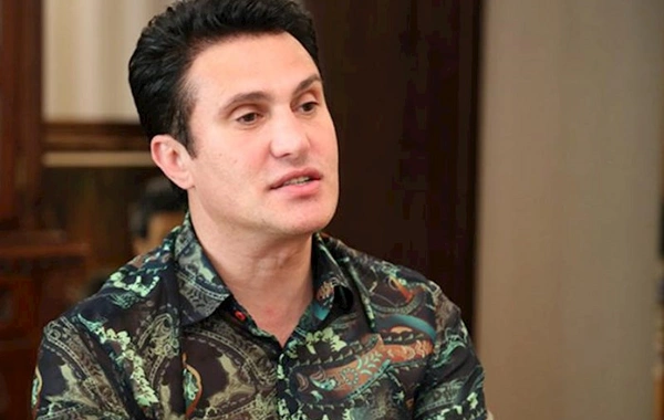 Çox nahaq yerə özün üçün yaşayırsan