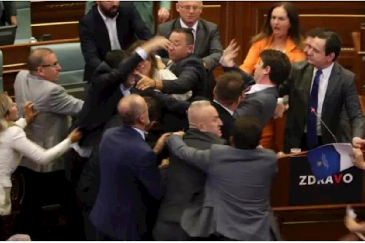 Kosovo parlamentində DAVA DÜŞDÜ